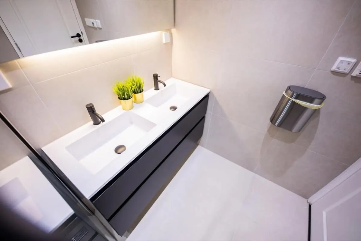 Grandly 3 Bedroom Serviced Apartment 83M2 -Nb306G- Rotterdam 0*,  Netherlands